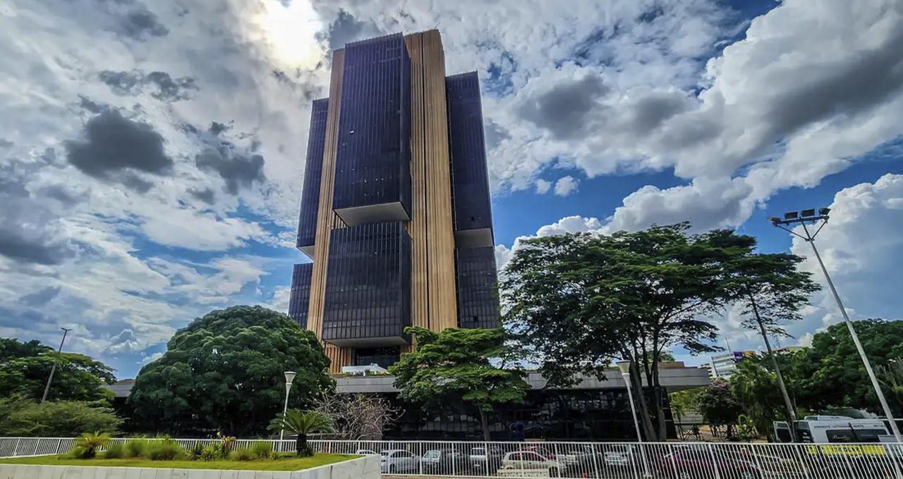 Dia de Decisão: Copom se Reúne Sob Pressão Externa e Mercado Vê Manutenção da Selic