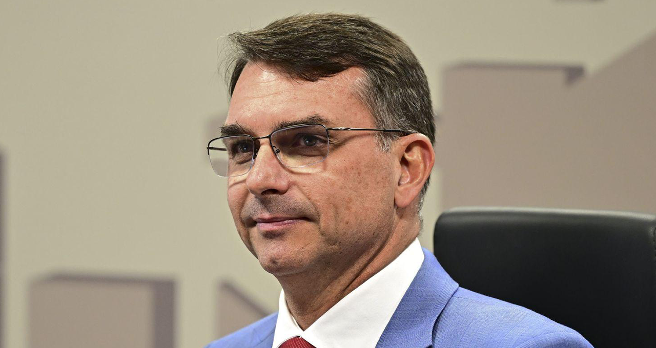 Flávio Bolsonaro propõe blindar o Pix de sistemas não ocidentais para conter tarifaço dos EUA
