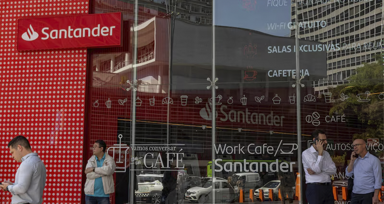 Santander Brasil (SANB11) cai 21% no ano e desconto em relação a matriz vira o maior desde o IPO