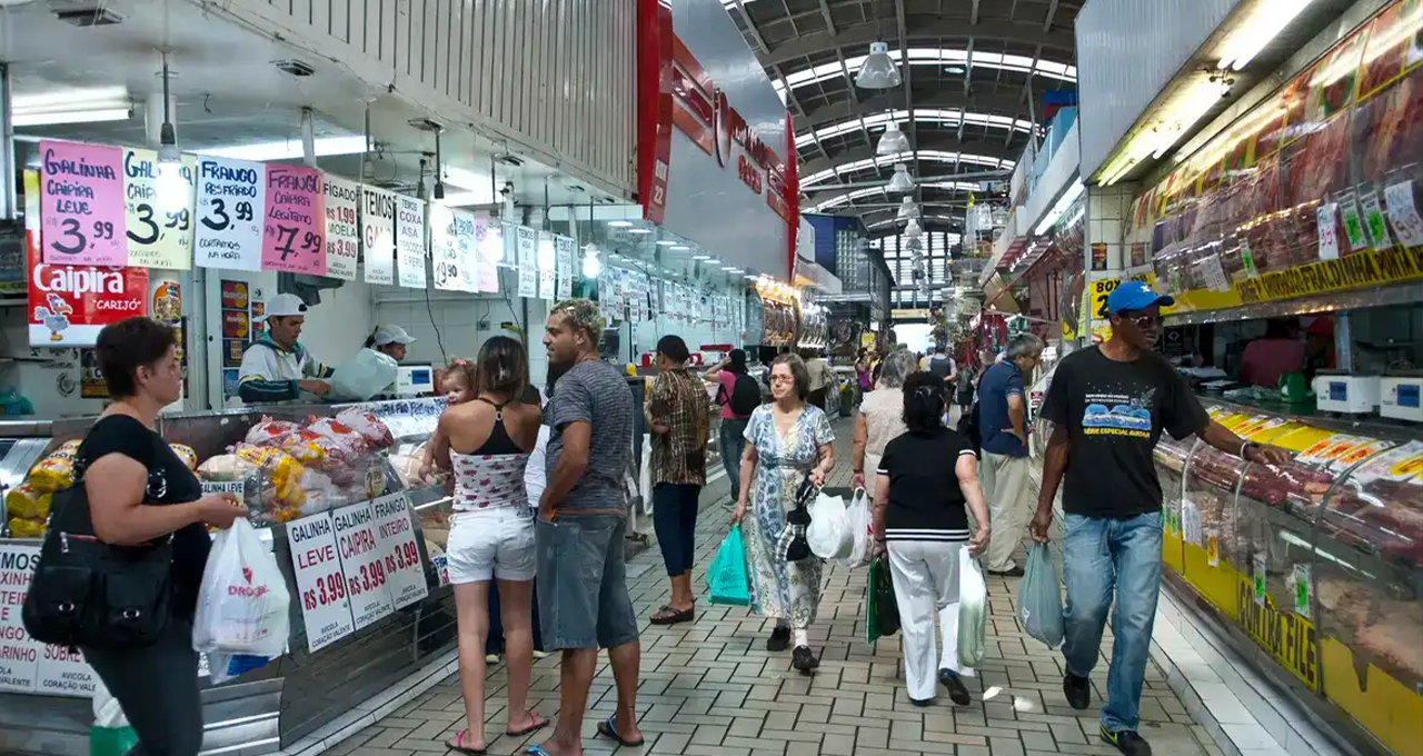 Brasil chega a 122,8 milhões de pessoas com crédito ativo na primeira metade da década, crescimento de 27% entre 2021 e 2025