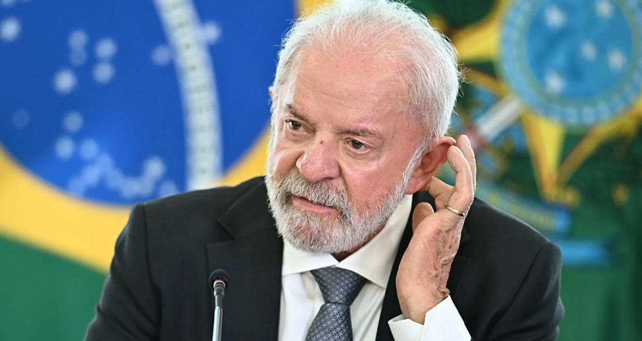 A três semanas das urnas, distância entre Lula e Flávio Bolsonaro encolhe ante 2022