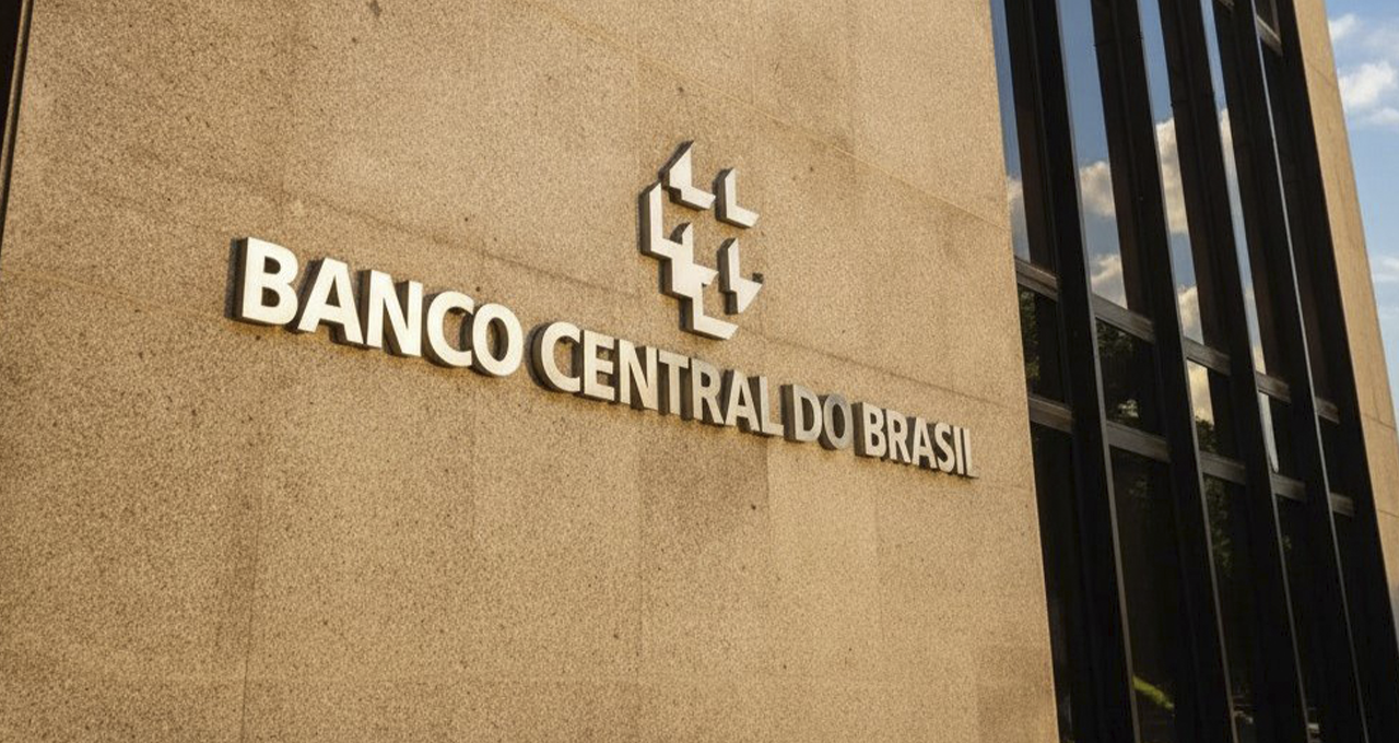 Copom corta Selic a 13,75% e deixa portas abertas, enquanto Fed reforça juros altos nos EUA